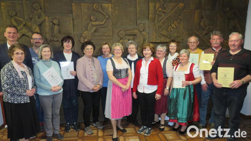 Vorsitzende Heidi Reichl (Siebte von rechts) mit dem neu gewählten Vorstand und den Geehrten. Seit 50 Jahren sind Fritz Ott und Hans Klughardt (von rechts) Mitglieder. Bild: adj