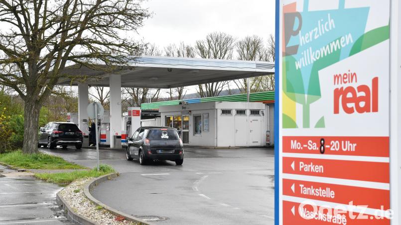 Der Betrieb der Tankstelle auf dem ehemaligen Real-Parkplatz in Amberg läuft trotz des geschlossenen Marktes weiter. Bild: Petra Hartl