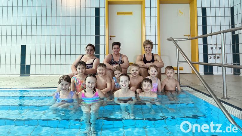 Helferin Tanja Schedl, Trainerin Claudia Reindl und Trainerin Andrea Kien (hinten, von links) lernten den Kindern den Bewegungsablauf des Brustschwimmens Bild: DLRG Stiftland/Christina Kien/exb