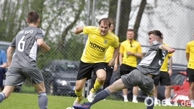 Philipp Pöllath (rechts) vom TuS Kastl versucht in dieser Szene, Fabian Brewitzer (links) vom SV Hahnbach II den Ball abzujagen. Im Kellerduell der Kreisliga Süd besiegte Schlusslicht Hahnbach den Tabellenvorletzten TuS Kastl mit 3:1. Archivbild: Hubert Ziegler