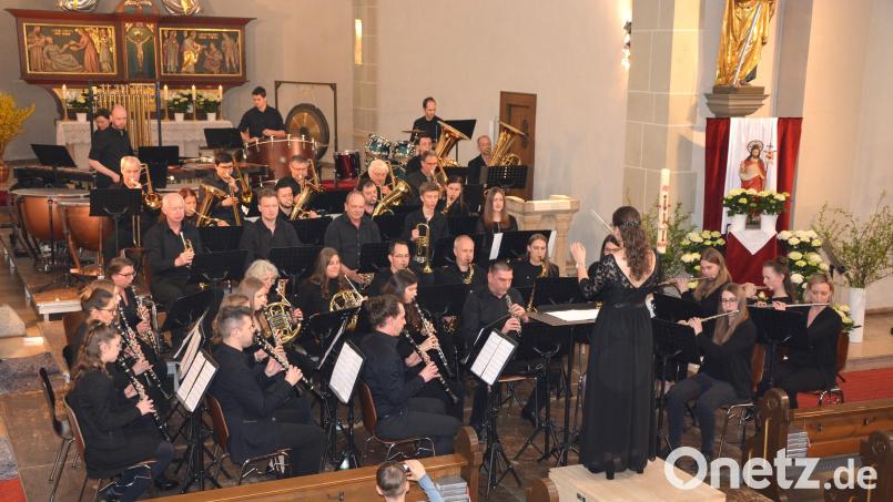 Im Altarraum der Stadtpfarrkirche St. Jakob hatten die 42 Musiker Platz genommen und erfreuten die Besucher mit einem rund 90-minütigen Konzert. Bild: jr
