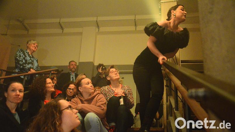 Anna Brady eröffnet den Opern- und Operettenabend im Treppenhaus mit &quot;Vocalise&quot; von Sergei Rachmaninoff. Bild: Kunz