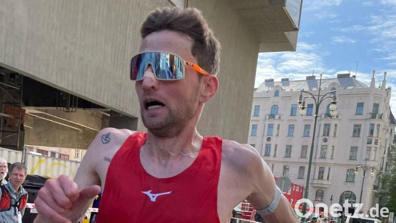 Erik Hille bei seinem Halbmarathon durch Prag. Bild: prf
