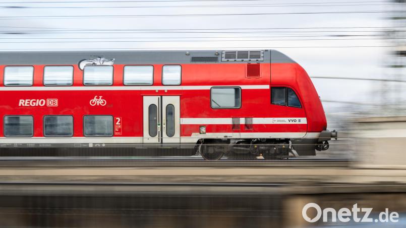 Ein Regionalexpress der DB Regio. Wer mit den öffentlichen Verkehrsmitteln pendelt, erlebt manchmal skurrile Situationen. Symbolbild: Robert Michael /dpa