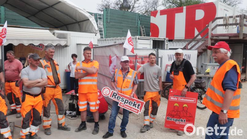 Betriebsrat Rudi Gallrapp (rechts) schwört die Mitarbeiter der Firma Strabag bei der Aktion in Schwarzenfeld auf einen Arbeitskampf ein. Die Gewerkschaft fordert &quot;Respekt und 500 Euro mehr Lohn&quot;. Bild: Hirsch
