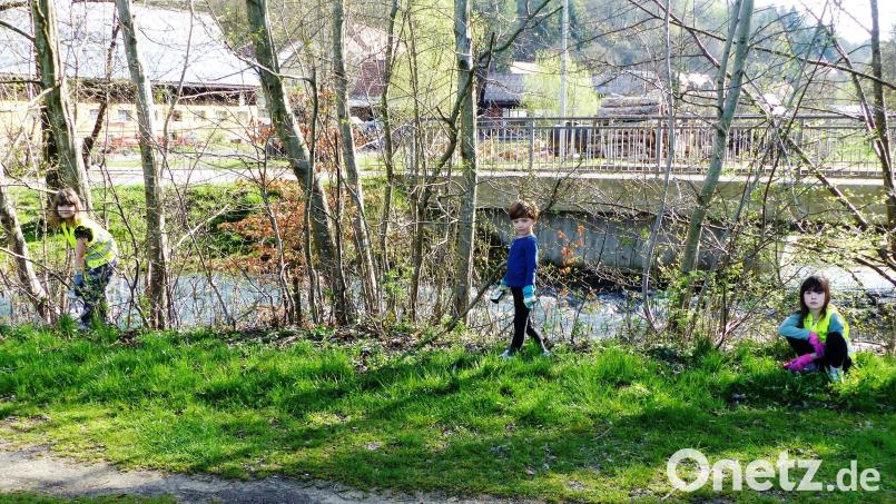 Auch Kinder sind unter den rund 80 Helfern, die in der Natur Unrat sammeln. Bild: jp