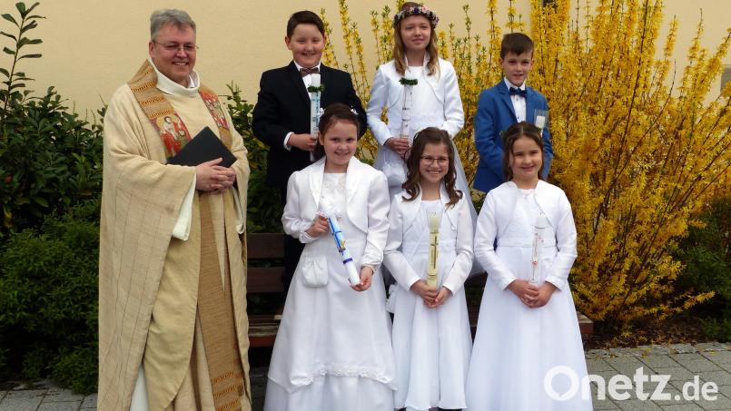 Pater Adrian Kugler mit den Erstkommunionkindern. Bild: lgc