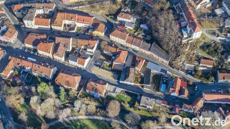 Bei Starkregen muss die Kanalisation auch im Bachviertel enorme Wassermassen aus der Sulzbacher Altstadt aufnehmen. Für eine geregelte Abgabe des Regenwassers an die Kläranlage oder den Rosenbach soll nun ein neues Regenüberlaufbecken sorgen, das auf der Freifläche in der Unteren Bachgasse (etwa Bildmitte) gebaut werden soll. Die darauf stehenden Garagen wurden schon 2021 abgerissen, dann aber gab es Verzögerungen. Bild: Thilo Hierstetter