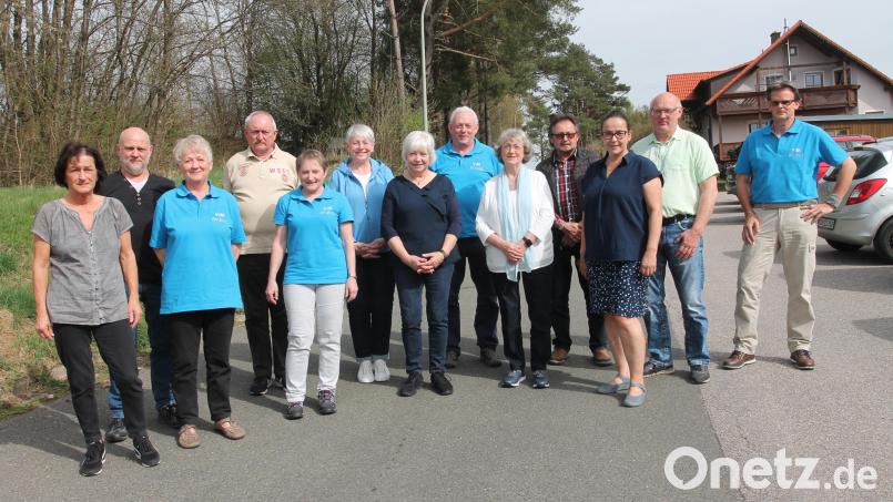 Rita Bock (Fünfte von links) steht für drei Jahre an der Spitze des VdK-Ortsverbandes Brünst. Bild: pi