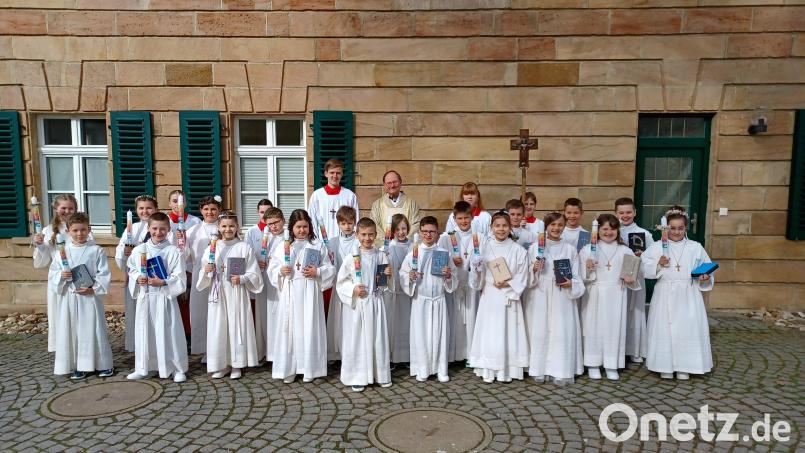 Pfarrer Heribert Stretz (hinten, Mitte) gestaltete den Festgottesdienst zur Erstkommunion von (mittlere Reihe, von links) Marie Poisel, Johanna Lehner, Leni Bader, Max Ackermann, Loan Streng, Moritz Held, Tim Kaufmann, Ben Stangl, Fabian Strobl, Toni Huslig, (vorne, von links) Paul Pschierer, Vincent Costa, Laura Haas, Sophia Thaller, Anton Wolfram, Yannick Busch, Elena Kellner, Magdalena Kirchberger, Finja Will und Emma Kopp. Bild: Birgit Übelmesser/exb