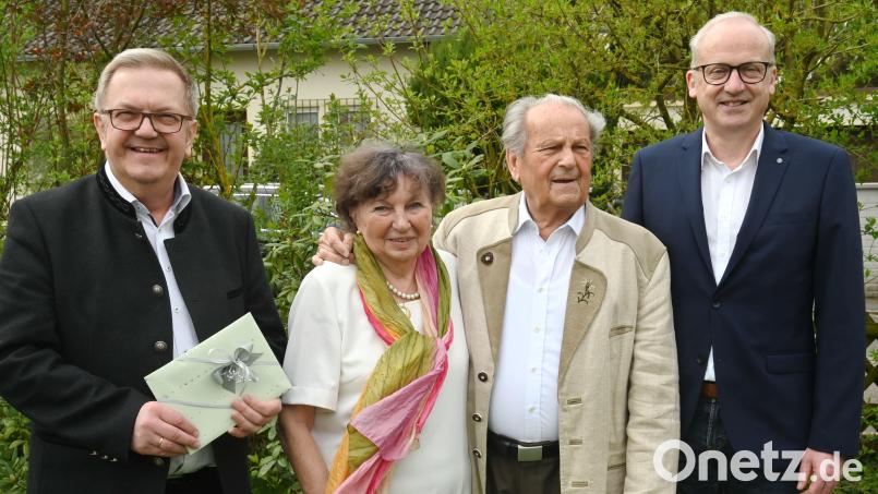 Geburtstagsfreuden gab es im Hause Pflamminger (von links) Bürgermeister Martin Preuß, Monika und Richard Pflamminger, der seinen 90. feierte, sowie Hahnbachs Bürgermeister Bernhard Lindner. Bild: gf