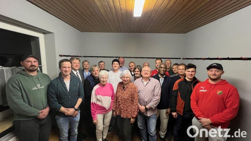 Den neu gewählten Beiräten und den geehrten Mitgliedern der DJK Utzenhofen gratulieren: Bürgermeister Stefan Braun (Dritter von links) und Geistlicher Beirat Charles Nwamiro. Bild: aun