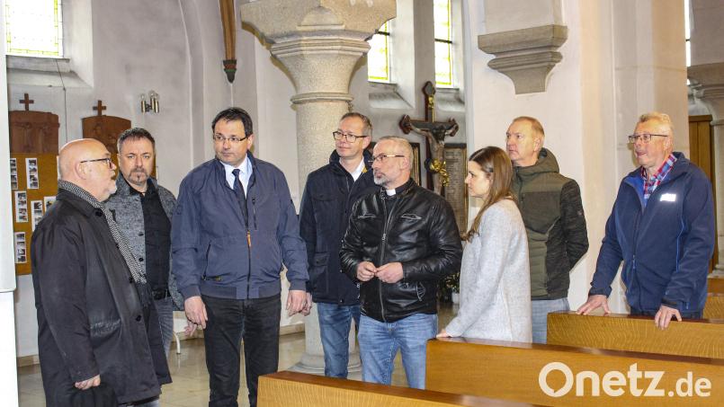 Die Architekten Peter Brückner und Martin Csakli, Staatssekretär Martin Schöffel, Kirchenpfleger Michael Fuchs, Pfarrer Stefan Prunhuber, Pfarrgemeinderatssprecherin Julia Frey sowie die Kirchenpfleger Andreas Arlt und Helmut Martin (von links) sprachen über das millionenschwere Projekt Kirchensanierung. Bild: Gerd Pöhlmann/fph