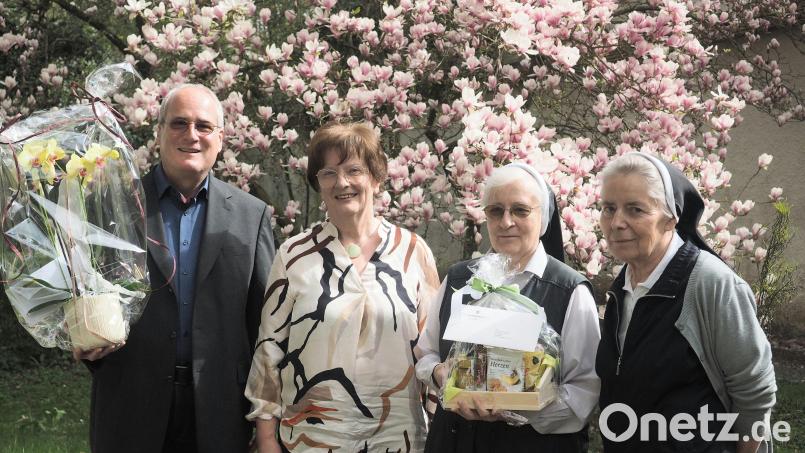 Geburtstagsgratulation im Kloster Michelfeld: (von links) Regens-Wagner-Gesamtleiter Peter Miltenberger, Stadträtin Maria Regn, die Jubilarin Schwester Margrit Schuhmann sowie Konvent-Oberin Madlen Kolbrand. Bild: kek