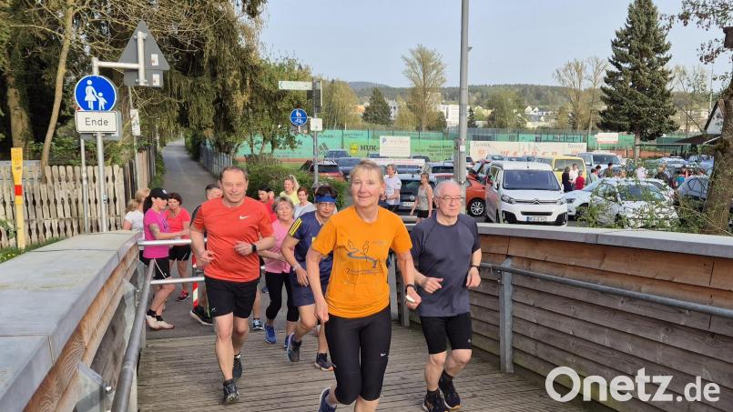 Vom Parkplatz der DJK Weiden laufen die verschiedenen Gruppen los. Lauftreff ist immer montags und donnerstags um 18.30 Uhr. Bild: Lowak