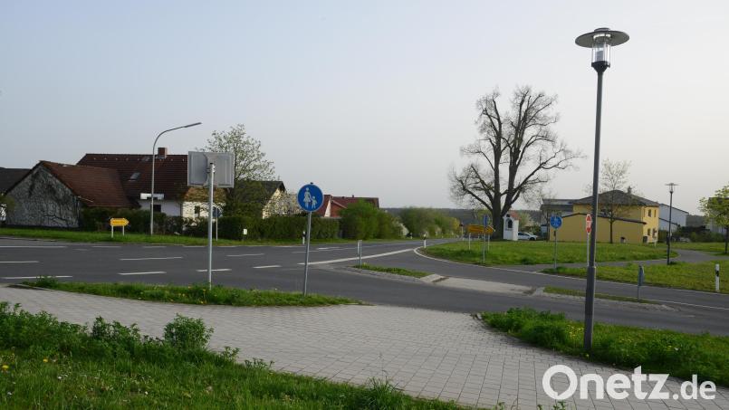 Die Linde (im Hintergrund) hat jetzt zum neuen Straßenrand fünf Meter Abstand, so dass in Verbindung mit einem Wurzelschutz ihr Erhalt gesichert sein soll. Bild: bey