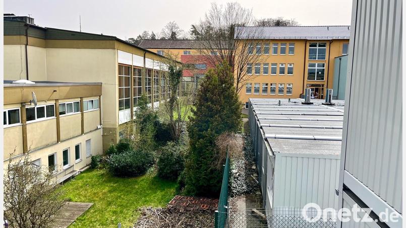 Die Lobkowitz-Realschule Neustadt/WN muss erweitert werden. Dafür muss die Schwimmhalle (links) weichen. Bild: Gabi Schönberger
