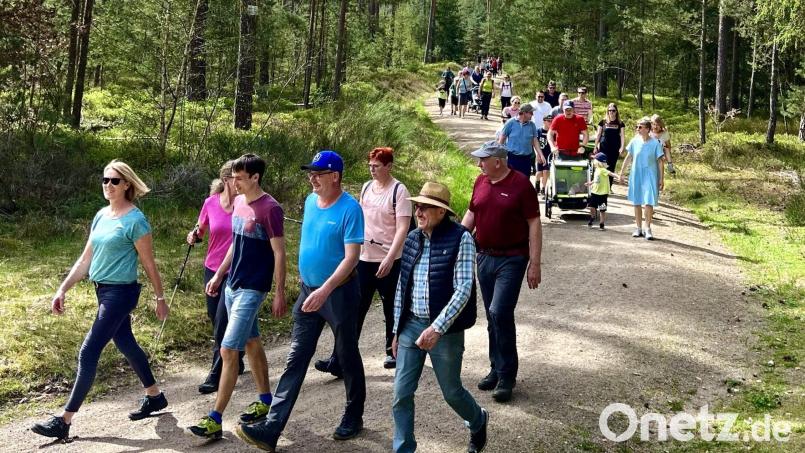 Auf geht&#039;s zum Picknick beim Zwischenstopp. Etwa 60 Teilnehmer sind beim Familiennachmittag der UPW Etzenricht dabei. Bild: war