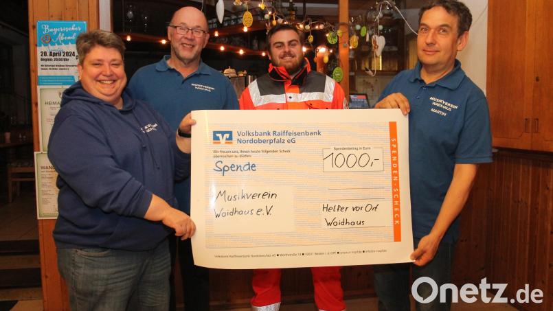 Philipp Kraus (Zweiter von rechts) sagt &quot;Vergelt&#039;s Gott&quot; für die von Simone Dietl, Hermann Mack und Martin Ringholz (von links) übergebene Spende. Bild: pi