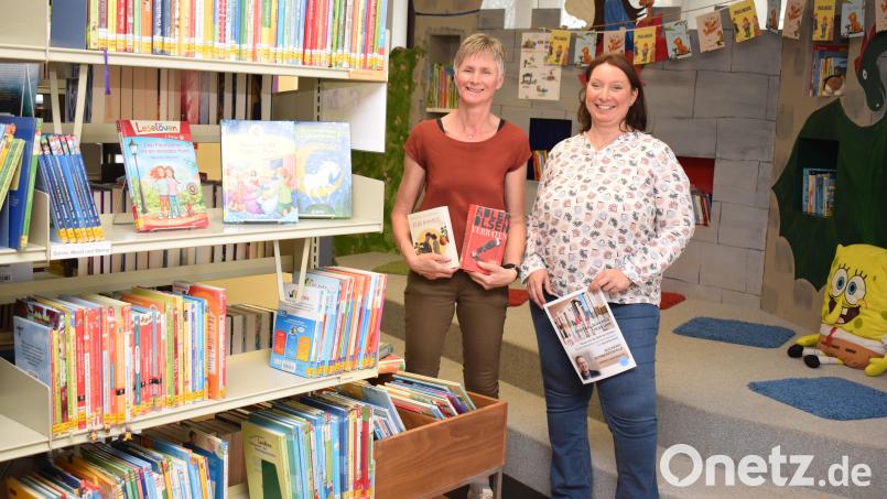 Die Gemeindebücherei Schwarzenfeld kann mit Rekordzahlen aufwarten. Das vielfältige Angebot der Büchereileitern Manuela Irlbacher (links) und ihrer Stellvertreterin Alexandra Kirst (rechts) findet großen Zuspruch Bild: bnr