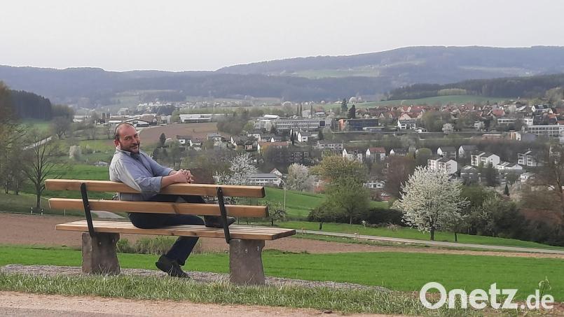 Gottfried Berger freut sich über das neue Bankerl, das die Stadt Oberviechtach erst vor einigen Tagen in "seinem" Dorf Eigelsberg aufgestellt hat –mit Blick auf Oberviechtach. Bild: Gottfried Berger/exb