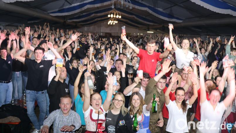 Bilder von 2023 - Sie strahlten um die Wette: kirwabegeisterte junge Leute beim Kreis Kirwa Warm Up des SV Sorghof. Bild: Ertl, Willi