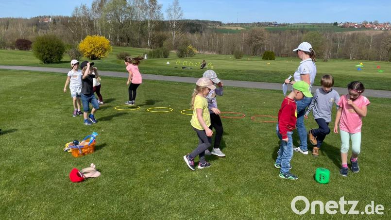 Bevor das Golftraining begann, durfte ein Aufwärmprogramm nicht fehlen. Spielerisch meisterten die Kinder einen Aufwärmparcours, um anschließend verletzungsfrei die Golfstationen absolvieren zu können. Bild: Monika Arbter-Hubrich/exb