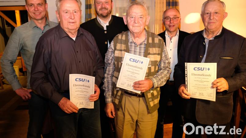 Mit Hans Diepold (Zweiter von links), Albert Müller (Bildmitte) und Anton Rupprecht (rechts) ehren Zweiter Bürgermeister Roland Hörl (von links), Landrat Andreas Meier und Bürgermeister Albert Nickl drei &quot;Stützen der Partei und tragende Säulen des Gemeindelebens&quot;. Bild: do
