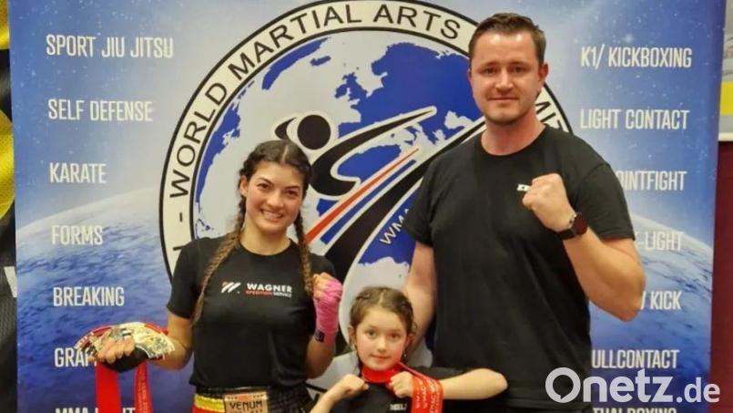 Die Amberger Teilnehmer beim Kickboxen in Wels: (von links) Jenny Wurster, Mila Wurster und Trainer Erich Aul. Bild: exb