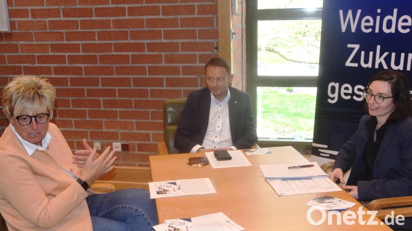 Wie kann Kultur in Weiden in der Zukunft aussehen? Das Projekt erläutern Sabine Guhl, Oberbürgermeister Jens Meyer und Roswitha Rudisch (von links). Bild: fz