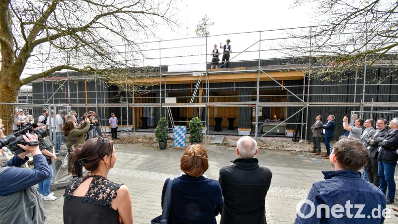 Beim Richtfest für die offene Ganztagsbetreuung der Grund- und Mittelschule Ammersricht war die Vorfreude auf das Ende eines 15 Jahre währenden Provisoriums deutlich spürbar. Bild: Petra Hartl