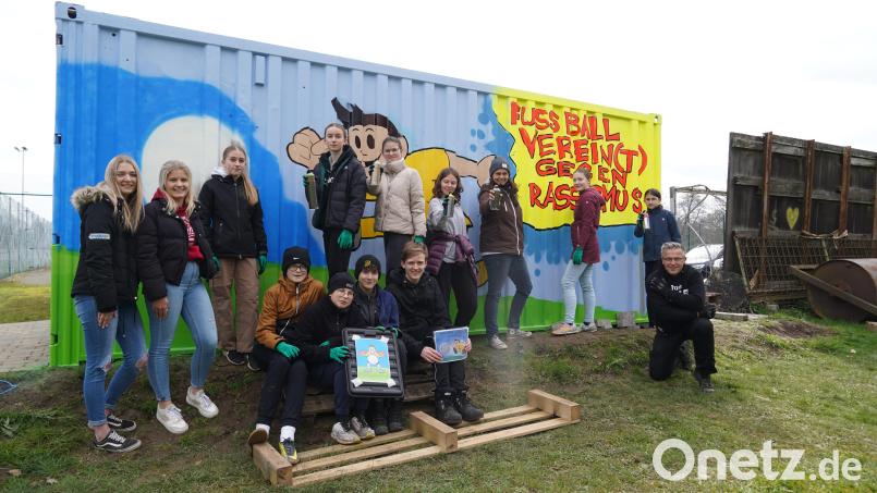 Der Jugendtreff Kastl hatte zum Graffiti-Workshop eingeladen. Als Kursleiter konnte Illustrator und Grafikkünstler Nils Oskamp (rechts) gewonnen werden. Jugendarbeiterin Nicole Mißler (Vierte von rechts) sowie Laura Weid und Hannah Schraml (von links) übernahmen die Betreuung. Bild: kaz
