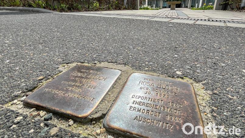 Vor ihrer letzten Wohnadresse in Amberg erinnern Stolpersteine an Ernst und Rosa Bloch. Das Paar lebte in der Schlachthausstraße 12. Dort befindet sich heute das Bürgerspital-Seniorenheim. Bild: Petra Hartl