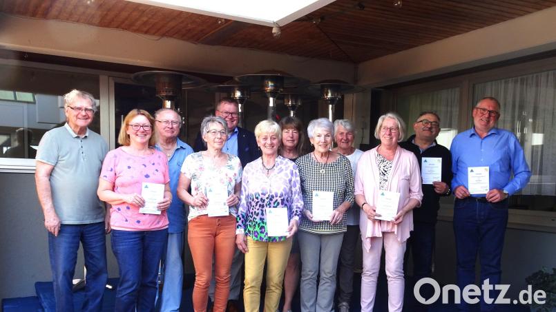 Die Ehrengäste mit Vereinsvorstand und Mitgliedern mit Urkunden (von links): Klaus Kahler, Susanne Rezek, Bernd Gottschalk, Renate Wolf, Michael Cerny, Rosemarie Dröll, Yori Kiener, Roswitha Guth, Anna Gottschalk, Franziska Körmer, Uwe Windisch und Peter Rezek. Bild: Anna Gottschalk/exb