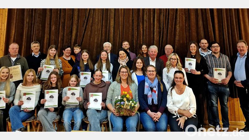 Der neue Vorstand samt Geehrten der Reitsportgemeinschaft Weiden. Bild: R. Kreuzer