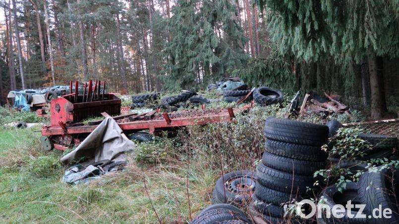 Am Waldrand bei Ehenfeld ist dieses wilde Reifen - und Maschinenlager zu finden. Bild: exb