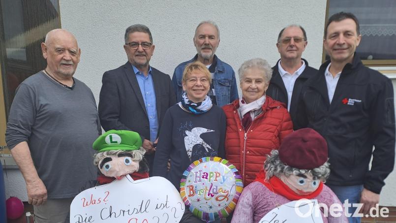 Zum 80. Geburtstag gratulierten Christl Kastl (Dritte von rechts) Ehemann Albert (von links), Bürgermeister Franz Tauber und Tochter Marion sowie von der BRK-Bereitschaft Hans Popp, Manfred Köstler und Ulrich Pscherer. Bild: gis