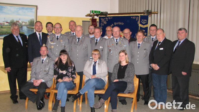 Ehrenkreisvorsitzender Alfone Betzl (links), Bürgermeister Richard Kammerer (Zweiter von links), Kreisvorsitzender Heinrich Scheidler (rechts) und Bezirksvorsitzenbder Horst Embacher (Zweiter von rechts) gratulierten den Neugewählten zu ihren Ämtern. Bild: knh