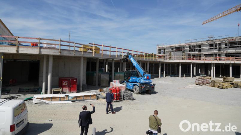Am Dienstag hat sich ein Bauarbeiter bei Estricharbeiten auf der Baustelle der Realschule in Kemnath verletzt. Bis Ende 2024 soll das neue Gebäude fertig sein. Archivbild: kaz