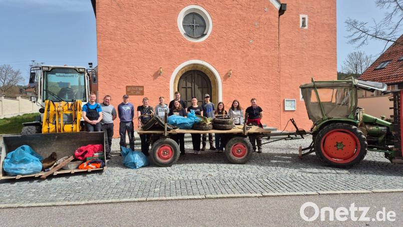 Die Hauptakteure der ELJ vor der Christuskirche in Schwend mit einem Teil der Ausbeute bei der Müllsammelaktion. Bild: sis