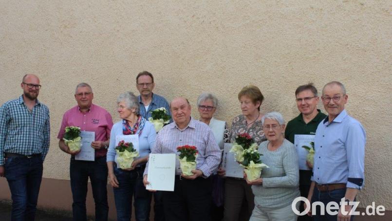 Vorsitzender Johannes Pretzl (links) ehrt zusammen mit Bürgermeister Erwin Geitner (rechts) treue Mitglieder des Obst- und Gartenbauvereins Vilshofen-Rieden. Bild: Albert Stepper/exb