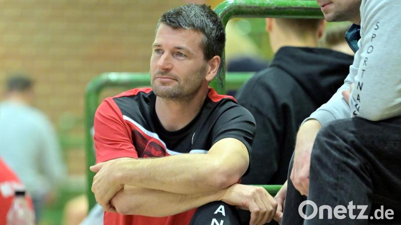 Thomas Hartmann, Trainer HC Sulzbach-Rosenberg, betreut das Team ein letztes Mal. Bild: Hubert Ziegler