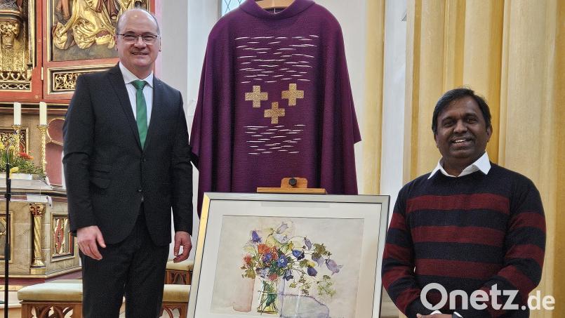 Die Geschenke der Pfarrei Herz Jesu zu seiner Primiz vor drei Jahrzehnten sind Pfarrer Thomas Diermeier (links) noch immer lieb und teuer. Er brachte sie am Sonntag mit nach Rosenberg. Pfarrer Dr. Donald (rechts) hieß ihn willkommen. Bild: ric