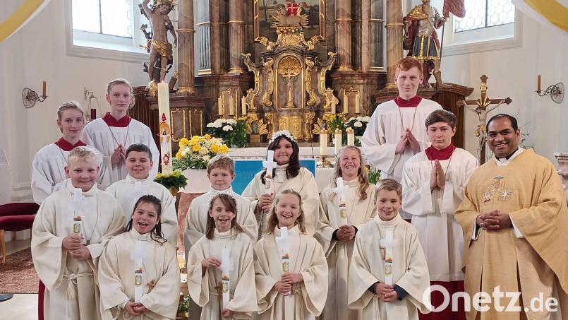 &quot;Jesus gibt euch Kraft und Hoffnung für euren Lebensweg&quot;, sagt Pfarrer Benny Joseph zu den fünf Mädchen und vier Jungen, die in Freihung Erstkommunion feiern. Bild: bk