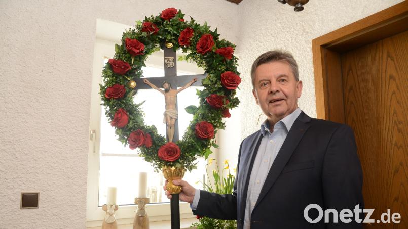 Bernhard Meiler entstaubt das Pilgerkreuz, schnürt Rucksack und Wanderstiefel und freut sich auf die Tage im Mai. Seit 27 Jahren leitet der Oberwildenauer als Pilgerführer die Fußwallfahrt. Nach den coronabedingten Einschränkungen soll sie wieder ins gewohnte Fahrwasser kommen. Bild: bey