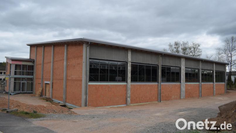 Der Bau der Mehrfachsporthalle ist derzeit das größte Hochbauprojekt der Marktgemeinde Wernberg-Köblitz. Im nächsten Jahr sollen die Arbeiten abgeschlossen sein. Bild: bnr