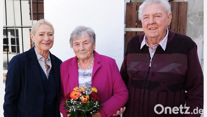 Zum Diamantenen Hochzeitsjubiläum gratuliert namens des Marktes auch Zweite Bürgermeisterin Gabi Wittleben (links). Bild: mab
