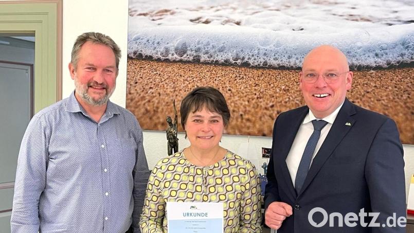 Glückwünsche zur Ernennung: Im Bild von links Hauptamtsleiter Stefan Walberer, Sybille Herrmann und Oberbürgermeister Oliver Weigel. Bild: Stadt Marktredwitz/exb