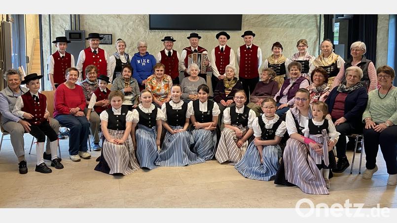 Junge Trachtler treffen Senioren: Seniorenbeauftragte Jeanette Woodroffe (stehend, Vierte von links) und Ehrenvorsitzender Hermann Bruhn (stehend, Fünfter von rechts) mit den beteiligten des Nachmittags in der Stadelreihe. Bild: gut