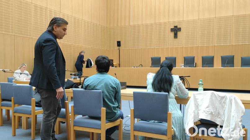 Der 20-jährige Angeklagte mit seinem Verteidiger Serkan Gürses und seiner Dolmetscherin. Bild: ald